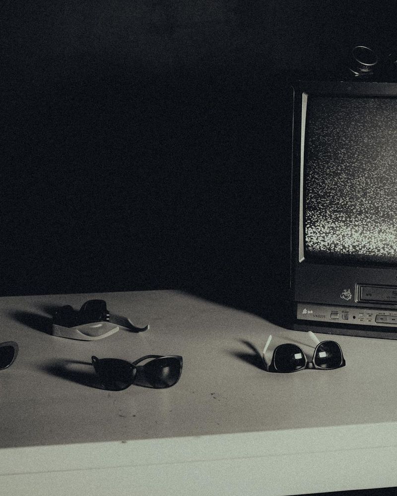 Main image of an athlete in a focused, static pose against a dark backdrop.